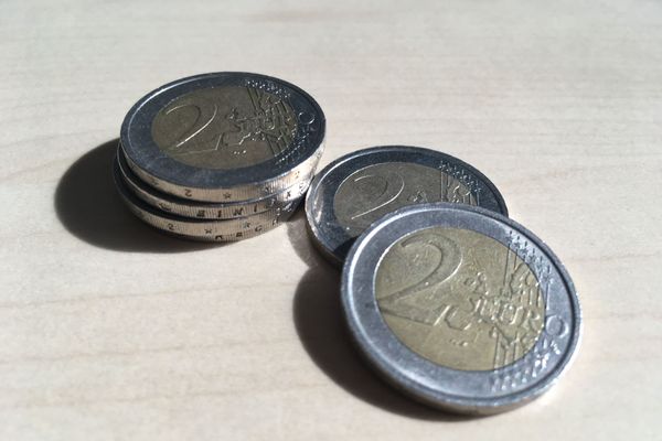 Échanger une pièce de deux euros contre deux pièces d'un euro ? Attention, danger...