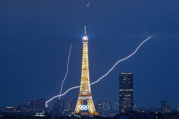 De la fourdre dans le ciel parisien cette nuit