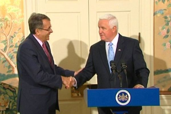 Rencontre du gouverneur de Pennsylvanie, Thomas Corbett, le jeudi 18 juillet 2013 à Harrisburg, capitale politique de l'Etat de Pennsylvanie (USA)