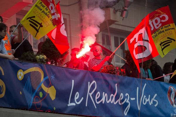 Des manifestants de la CGT derrière une banderole de l'Euro 2016