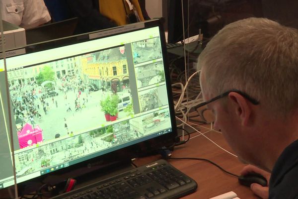 Un agent regarde la Grand-Place de Lille lors de la Braderie 2022 grâce à l'une des 60 caméras supplémentaires cette année.