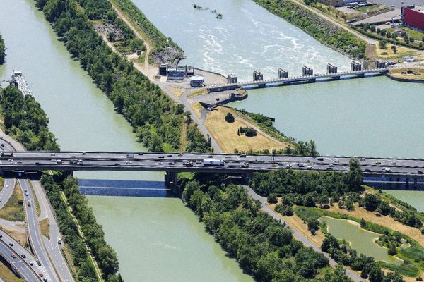 Les viaducs de Pierre-Bénite sur l’autoroute A7, au sud de Lyon, font l’objet d’importants travaux de rénovation.