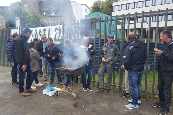 Dénonçant les attaques, dont ils se disent de plus en plus souvent victimes, des agriculteurs se sont retrouvés à Saint-Brieuc avant d'être reçus à la préfecture des Côtes-d'Armor.