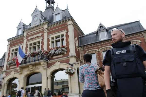 Le quartier autour de l'église a été bouclé par les forces de l'ordre. Ici, devant la mairie.