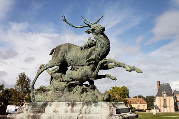 Le domaine de Grosbois était avant tout utilisé comme pavillon de chasse comme en témoigne cette statue de cerf attaqué par des chiens lors d'une chasse à cour