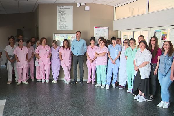 Ce mercredi 24 mai, une minute de silence a été observée dans tous les établissements de santé de France pour rendre hommage à une infirmière mortellement agressée dans la nuit de lundi à mardi.