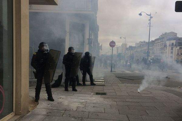 Les forces de l'ordre ont fait usage de gaz lacrymogène pour empêcher les manifestants d'accéder à certains secteurs de la ville historique