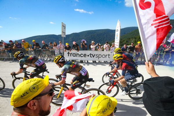 Les coureurs sur la 7e étape du tour de France 2022, entre Tomblaine et La Super Planche des Belles Filles.