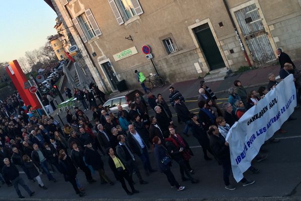 Après l'arrestation de personnes à Louhossoa, plusieurs milliers de manifestants réclament leur libération dans les rues de Bayonne ce 17 décembre 2016. 