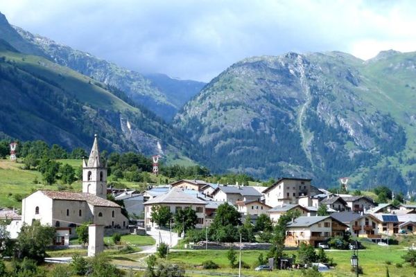 Le petit village de Sollières-Sardières en Savoie