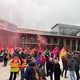 Environ 300 manifestants sont rassemblés devant le siège de Michelin, à Clermont-Ferrand.