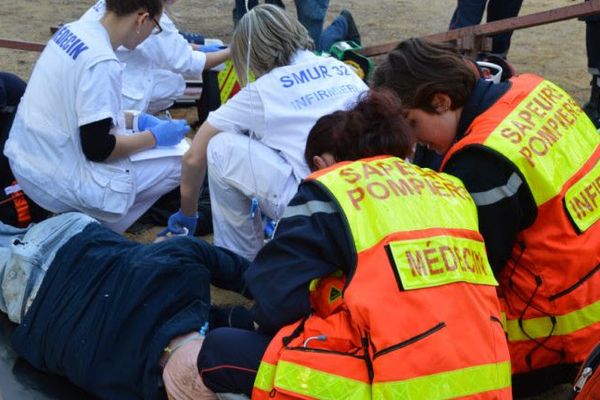 Les équipes du SMUR et des pompiers en intervention