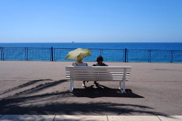 Sur la Promenade des Anglais, des personnes se protègent du soleil, Nice, le 11 juillet 2024.