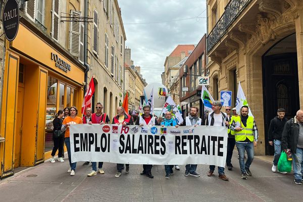 Les salariés de Metz défilé sont partis de la place d'Armes pour rallier la gare, en réclamant des mesures gouvernementales pour l'emploi, et les salaires. Ils ont rappelé leur opposition à la réforme des retraites.