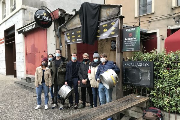 L'équipe du pub O'Callaghan a fait du bruit à midi vendredi 1er octobre pour protester contre les restrictions sanitaires dans le cadre de l'épidémie de Covid-19. 