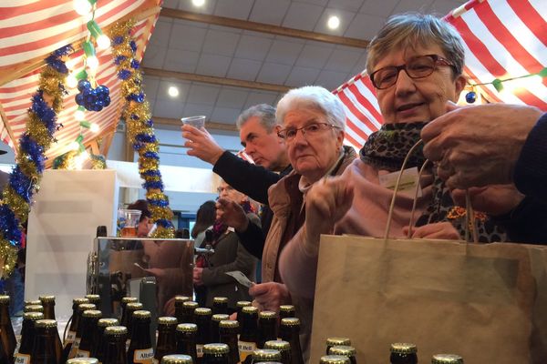 Plus de 120 exposants et des milliers de visiteurs au Marché de Noël d'Isle, près de Limoges.