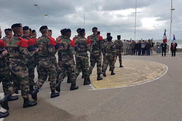 Des sous-officiers en formation ont remis ce mardi matin des képis aux nouveaux engagés lors de la cérémonie officielle d'engagement.