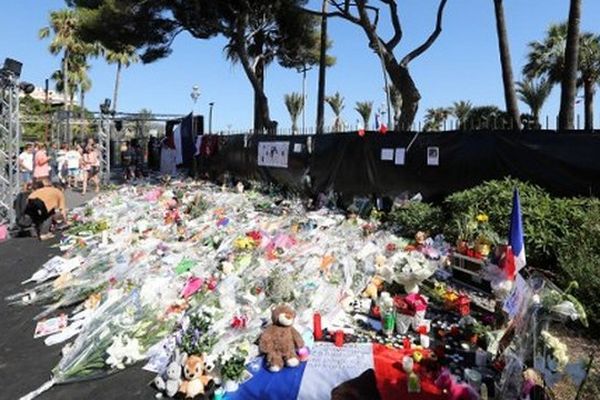 Des milliers de fleurs, peluches, petits mots de condoléances et bougies sur la Promenade des Anglais