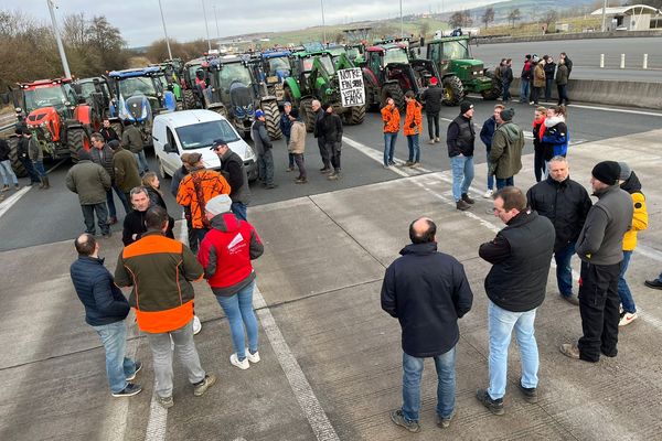 Des agriculteurs belges continuent de manifester à la frontière française ce lundi 5 janvier 2024.