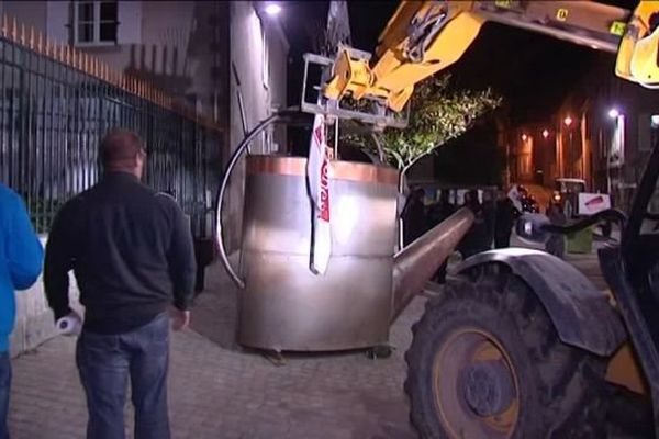 Hier soir, le célèbre arrosoir de Guéret a été déposé devant la préfecture par des éleveurs creusois en colère