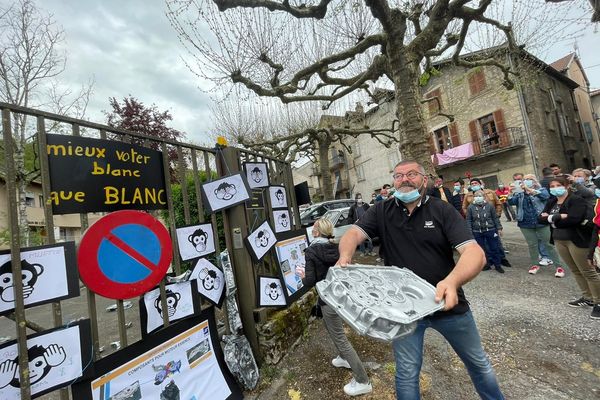 Les manifestants de la SAM ont lancé des carters automobiles par dessus les grilles de la sous-préfecture de Villefranche de Rouergue.