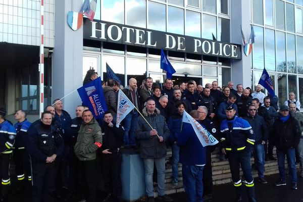 Blocage symbolique du commissariat de Caen ce mercredi matin