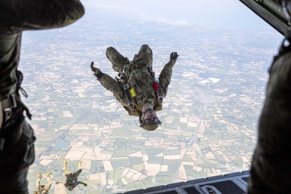 200 parachutistes de la 101ᵉ Airborne ont sauté du ciel sur Carentan, dans la Manche, ce dimanche 2 juin. Un impressionnant spectacle pour rendre hommage aux soldats de cette division en ce 80ᵉ anniversaire du Débarquement.