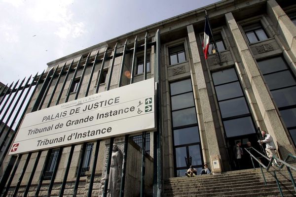 La "spectatrice à la pancarte" comparaissait ce jeudi 14 octobre au Palais de justice de Brest.