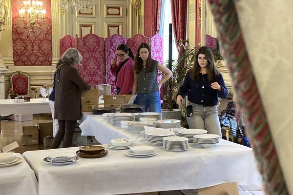 La "vaisselle des chefs", une opération de vente pour faire de bonnes affaires et aider des associations.