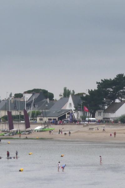 Damgan dans le Morbihan, 2000 habitants l'hiver et près de 30000 l'été, investit pour se protéger des submersions marines et autres inondations, qui vont s'accroître avec la montée des eaux.