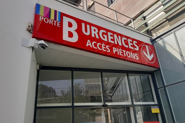 Le service des urgences de l'hôpital de Pontchaillou à Rennes sature face à une forte activité et demande aux usagers d'appeler le 15 avant de se déplacer.