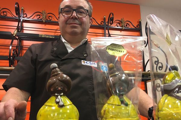 Le chocolatier Christophe Tabouret et ses pères noël en gilet jaune