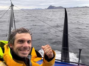 Charlie Dalin franchissant le Cap Horn, photo envoyée depuis le bateau MACIF Santé Prévoyance le 24 décembre 2024