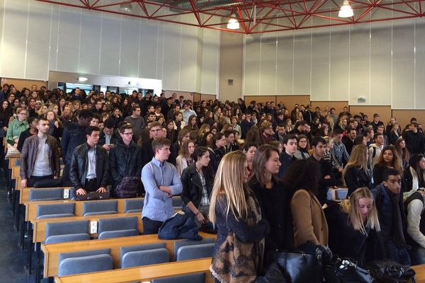 Attentats de Paris. Minute de silence à l'université d'Orléans (Loiret) 