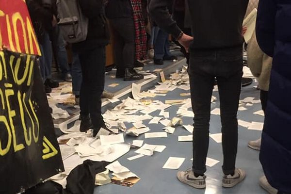 Des exemplaires du livre de François Hollande avaient été déchirés dans un amphithéâtre de l'université de Lille.