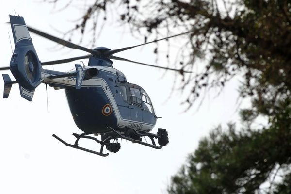 Un hélicoptère de la gendarmerie est mobilisé pour retrouver le forcené qui s'est enfui à bord de son véhicule