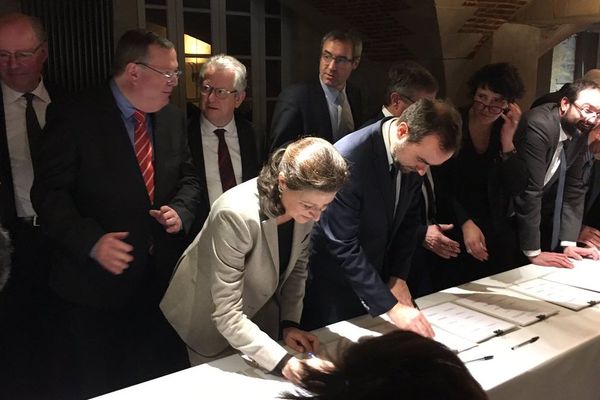 Le ministre chargé des Collectivités territoriales, Sébastien Lecornu, et la ministre des Solidarités et de la Santé, Agnès Buzyn, ont signé ce matin à la préfecture de Charleville-Mézières le Pacte Ardennes destiné à enrayer le déclin économique du département.