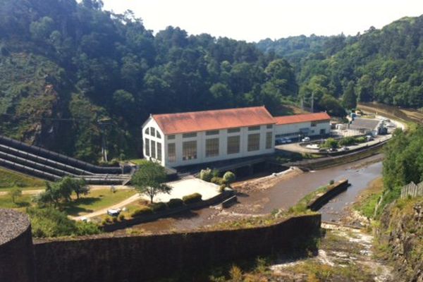 L'usine de Guerlédan et son barrage niché au cœur de la Bretagne