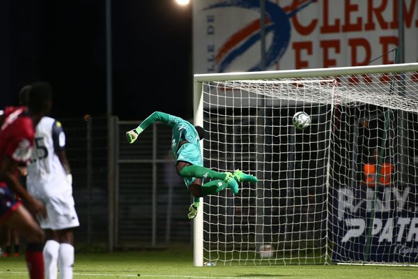 Le gardien de Tours Axel Kacou encaisse un second but, à la 90e minute, vendredi 4 août 2017.