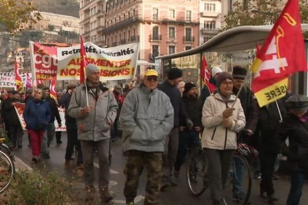 1800 personnes ont manifesté ce jeudi 12 décembre dans les rues de Grenoble selon la police. 