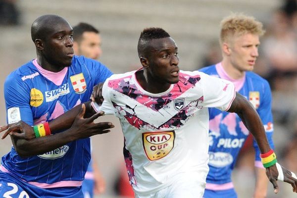 Toute la soirée, les Roses, en bleu pour l'occasion, ont couru après Bordeaux. Ici, Yannick Sagbo en lutte avec le girondin Sane. 