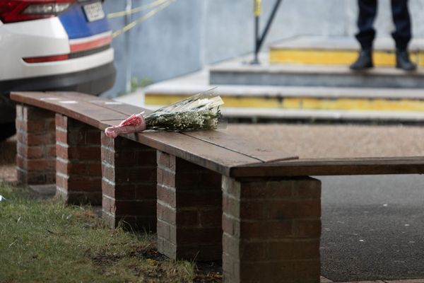 Au lendemain de l'attaque terroriste à Arras, des fleurs sont déposées devant le lycée Gambetta-Carnot.