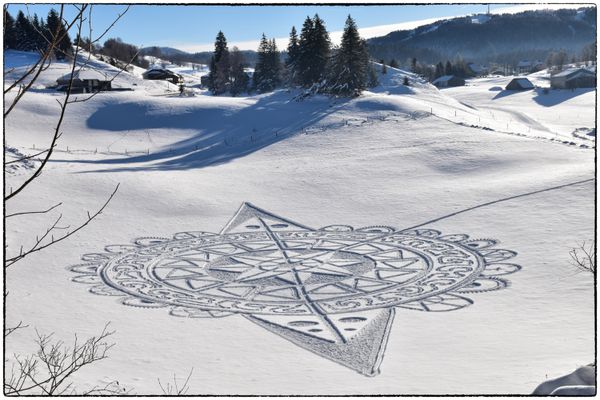 Des lignes dans la neige, une oeuvre de Patrick Straub qui demande plusieurs heures de travail.