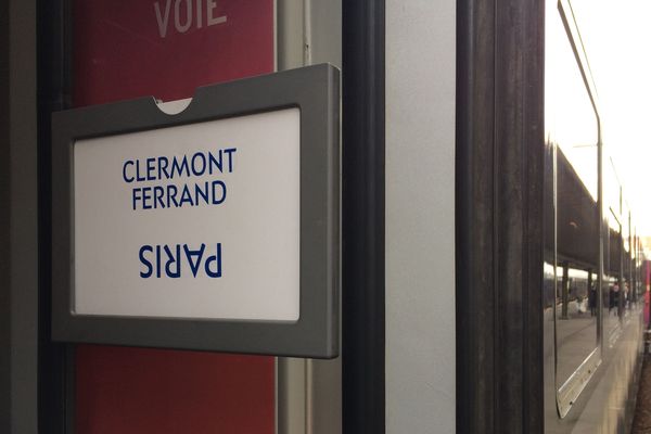 Le train 5970, au départ de Clermont-Ferrand qui allait en direction de Paris, devait partir à 13h30. Mais à 15h, les voyageurs n’étaient toujours pas partis. 