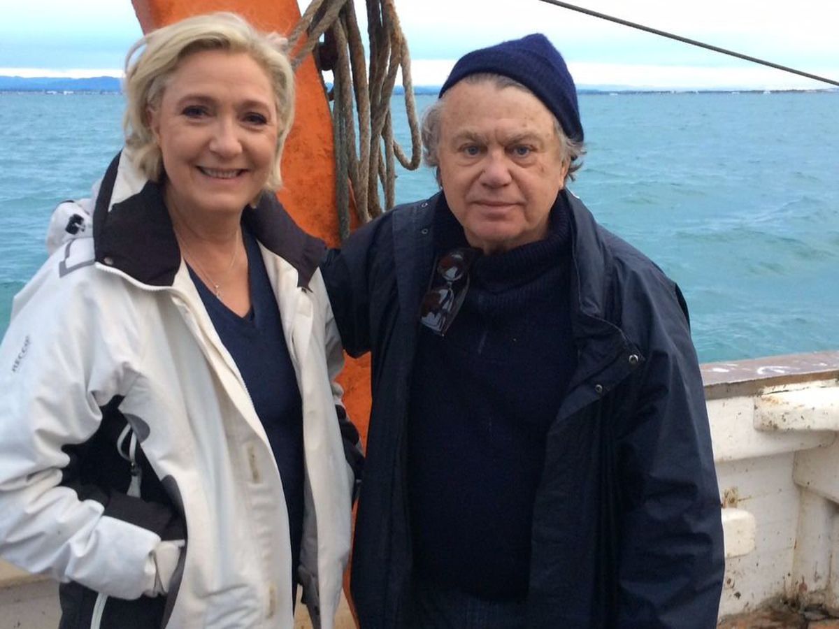 Marine Le Pen Et Gilbert Collard Dans Un Bateau Au Grau Du Roi