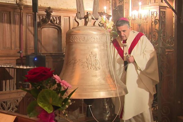 Monseigneur Dominique Lebrun bénit les cloches