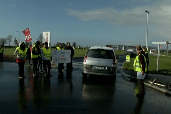 Les manifestants présents aux entrées de l'hypermarché appellent les citoyens au boycott de cette enseigne.