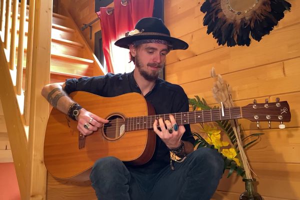 Jeff Mailfert dans sa maison d'Anglès, dans le Tarn.