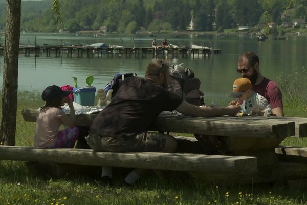 Habitués ou nouveaux arrivants, les visiteurs profitent du beau temps pour déjeuner au bord du lac.