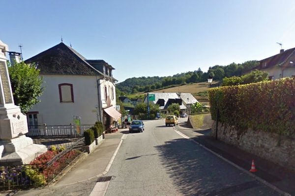 Le centre du bourg de Cornil en Corrèze où a eu lieu le braquage de l'épicerie jeudi 22 novembre en fin de journée